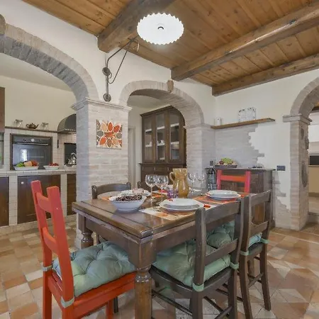 Sleeps 8 Pool Wifi Vakantiehuis